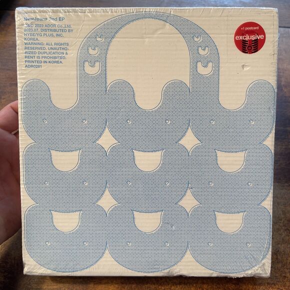 NewJeans 2nd EP 'Get Up' (Bunny Beach Bag Ver.) Target Exclusive (Haerin) Blue - Picture 1 of 3